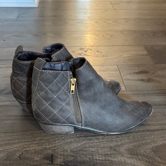 Stylish Women's Ankle Boots - Gray - Picture 3 of 6